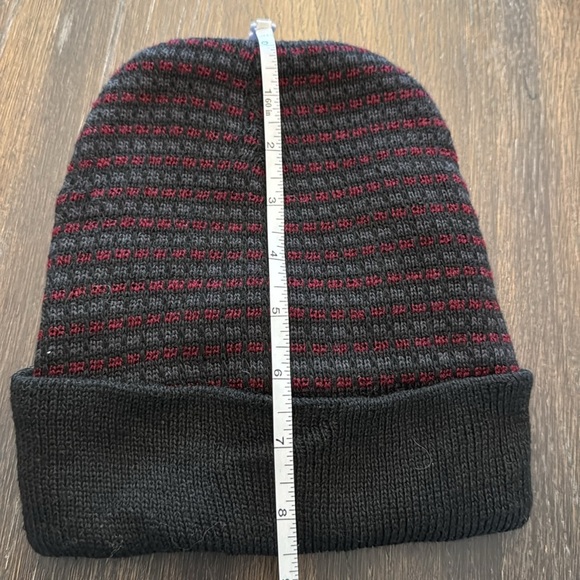 🟣 RED & BLACK KNIT BEANIE - Picture 2 of 3